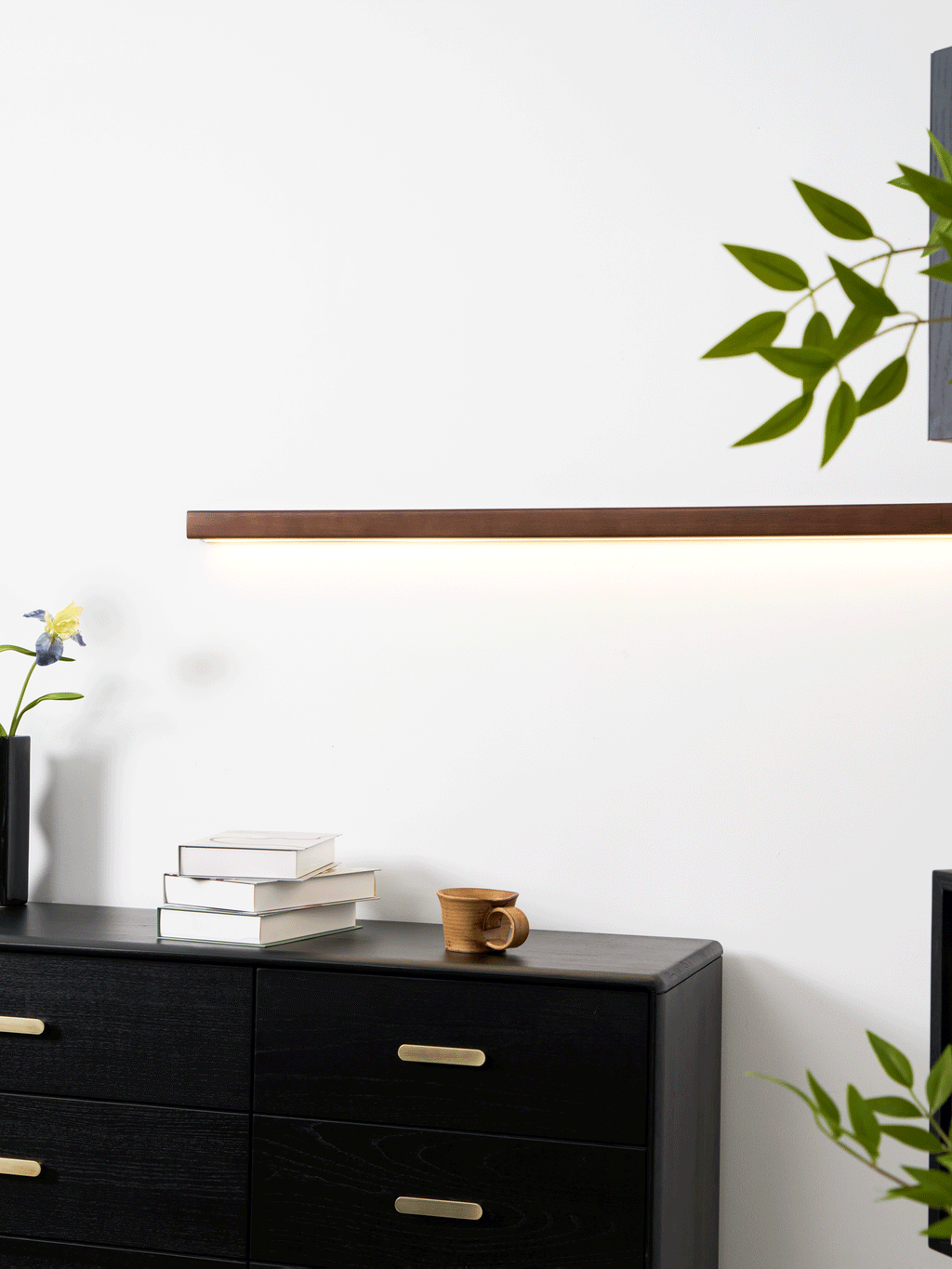 Minimalist Linear Wood Wall Light With Soft Downlight